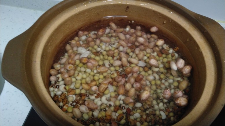 家庭版甑糕,花红豆、花生、黄豆放入砂锅中，加入摸过食材的水。