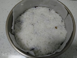 家庭版甑糕,再铺一层糯米饭。