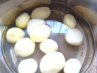 香煎孜然小土豆,去皮，上锅中煮熟