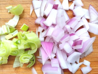 香煎孜然小土豆,葱，洋葱洗净切碎备用
