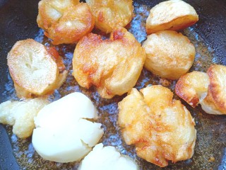 香煎孜然小土豆,煎至两面金黄即可出锅