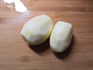 香烤土豆塔,土豆去皮洗净。