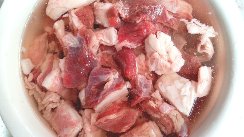 砂锅焖羊肉,用凉水泡一会，洗净血水