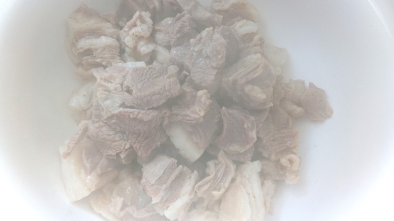 砂锅焖羊肉,肉捞出