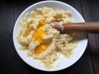 香烤土豆塔,用擀加入一个鸡蛋蛋黄面。