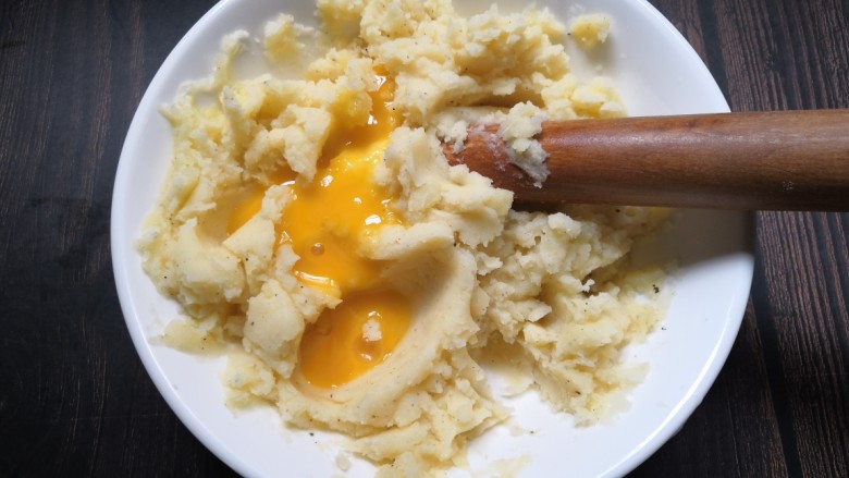 香烤土豆塔,用擀加入一个鸡蛋蛋黄面。