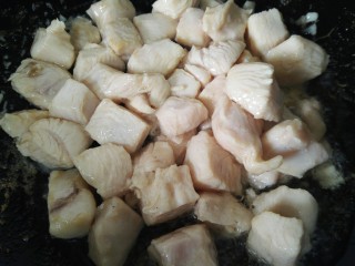 土豆烧鸡丁,快速翻炒至八分熟后盛出备用