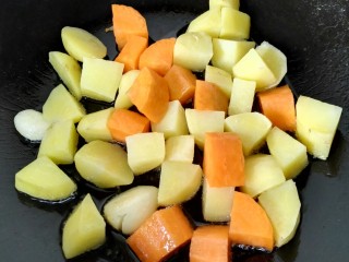 土豆烧鸡丁,然后放入胡萝卜一同翻炒