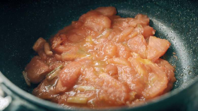 番茄螺蛳粉,锅中加适量油，冷油下葱白爆香，加番茄炒出汁水。