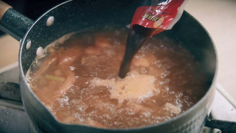 番茄螺蛳粉,加入适量水，加汤料包、米粉和所有配菜包、酌情加辣油和醋（番茄本身已经有一定酸味）。