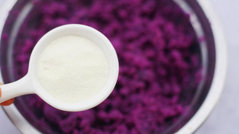 香甜软糯的奶香紫薯芝麻方饼,加入澳优能立多G4奶粉。