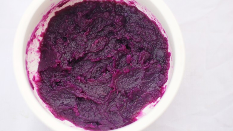 香甜软糯的奶香紫薯芝麻方饼,压成泥。