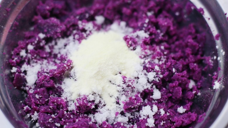 香甜软糯的奶香紫薯芝麻方饼,加入白糖。