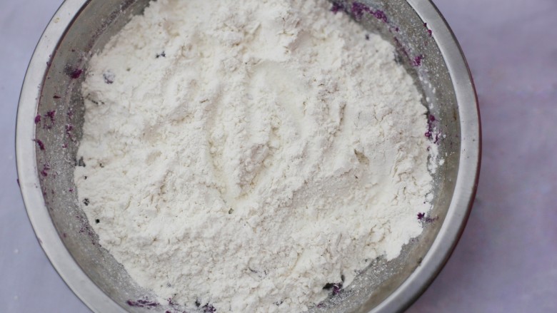 香甜软糯的奶香紫薯芝麻方饼,分多次加入面粉。