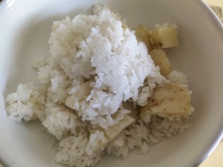 东北大饭包,米饭土豆盛入碗里