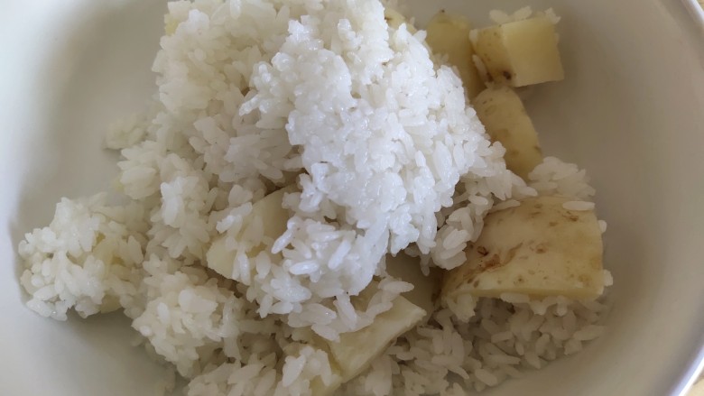 东北大饭包,米饭土豆盛入碗里