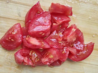 西红柿烧茄子,将西红柿切丁