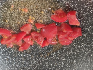 西红柿烧茄子,锅中放油，加入番茄丁
