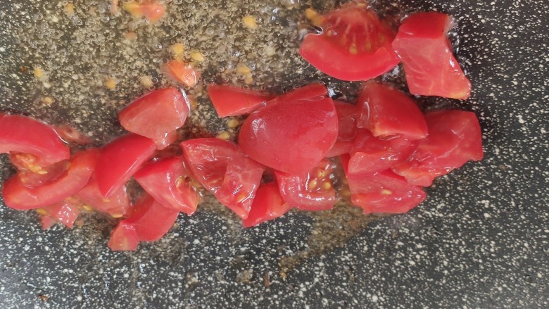 西红柿烧茄子,锅中放油，加入番茄丁