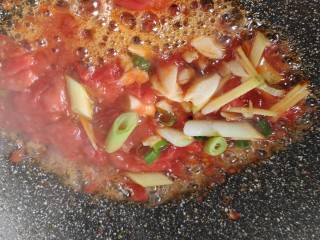 西红柿烧茄子,放入葱姜蒜