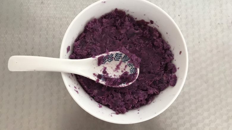 酸奶紫薯泥,用勺子压成泥