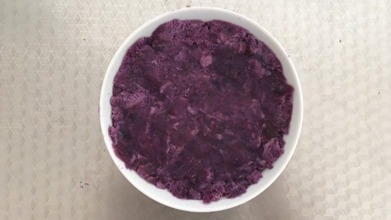 酸奶紫薯泥,倒入碗中 压平