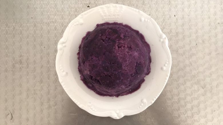 酸奶紫薯泥,倒扣在盘子中