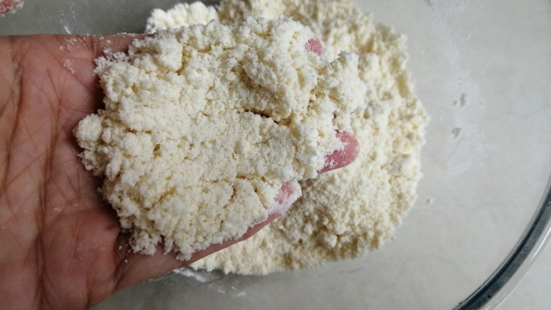什锦坚果司康饼,搓成粗玉米粉状。
