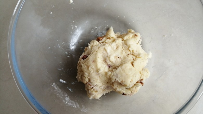 什锦坚果司康饼,用手捏成团。