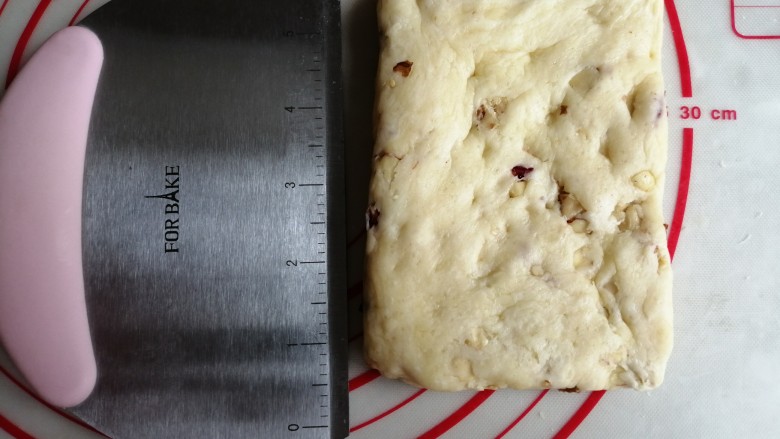 什锦坚果司康饼,整理成1.5CM厚的长方形。