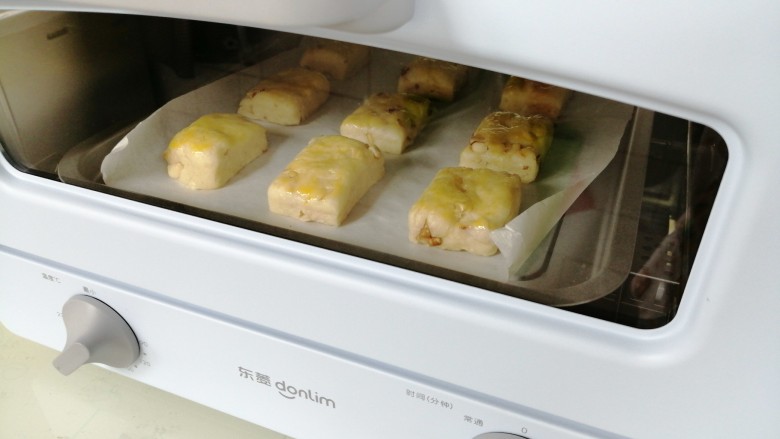 什锦坚果司康饼,放入已经预热到180度的东菱3706小烤箱内。