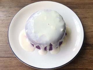 紫薯酸奶,在紫薯泥上淋上酸奶。