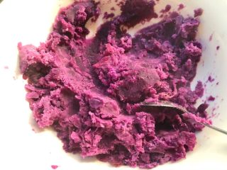 紫薯酸奶,紫薯蒸好取出，倒入大碗里，用勺子把它压成紫薯泥。