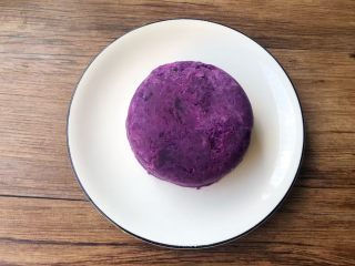 紫薯酸奶,把小碗倒扣在盘子上，倒出紫薯泥。