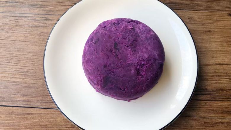紫薯酸奶,把小碗倒扣在盘子上，倒出紫薯泥。