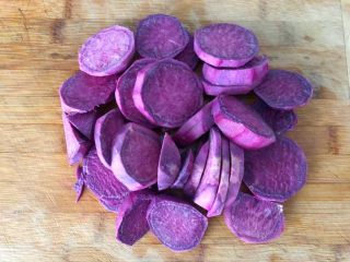 紫薯酸奶,首先把紫薯削掉外皮清洗干净，切成块待用。