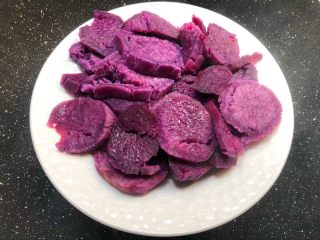 紫薯酸奶,锅里放入适量水烧开，放入蒸架，把紫薯放到蒸架上，大火把紫薯蒸熟。