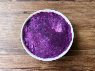 紫薯酸奶,取一个平底的小碗，把紫薯泥装入小碗里，用勺子压实。