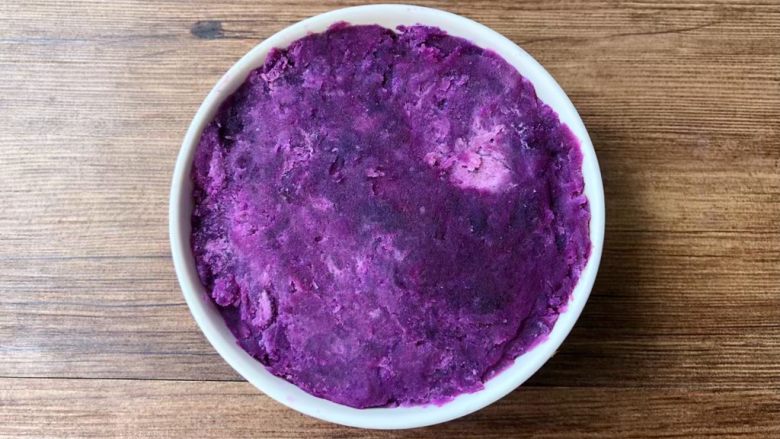 紫薯酸奶,取一个平底的小碗，把紫薯泥装入小碗里，用勺子压实。
