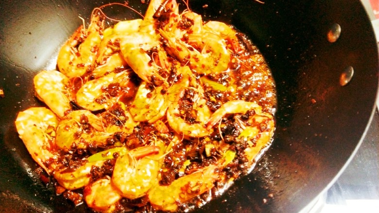 大虾麻辣香锅,油熔化后先加入大虾翻炒均匀