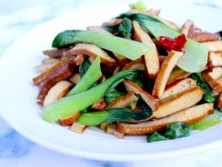青菜炒豆干,比较经典的家常菜，香干补充蛋白质，能有效的清理肠胃