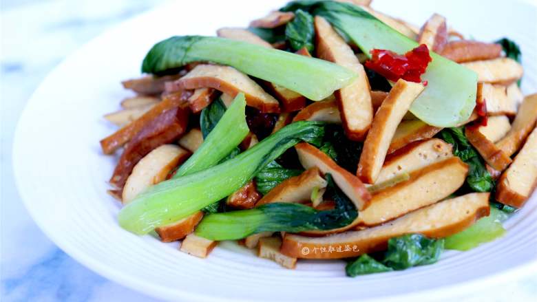 青菜炒豆干,比较经典的家常菜，香干补充蛋白质，能有效的清理肠胃