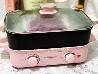 紫薯小面包,启动多功能锅，深锅中加水，加到可以蒸制的水位线，冷水把紫薯放入锅中，盖上盖子，大火蒸10分钟即可