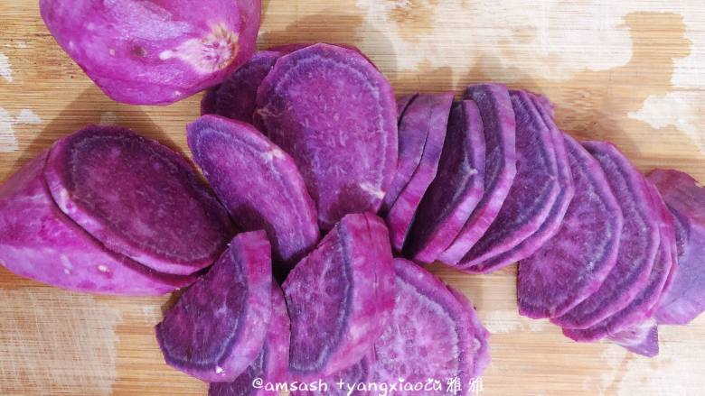 紫薯小面包,紫薯洗干净，刨去外皮，切成薄片，切片切记别切太厚了，这样蒸的时候才容易蒸熟