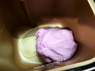 紫薯小面包,加入5克的食用油，继续揉至面团吸收所有食用油，揉至面团表面光滑即可取出