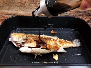鲈鱼焖豆芽,煎好鲈鱼淋上生抽3勺生抽稍微煎一下