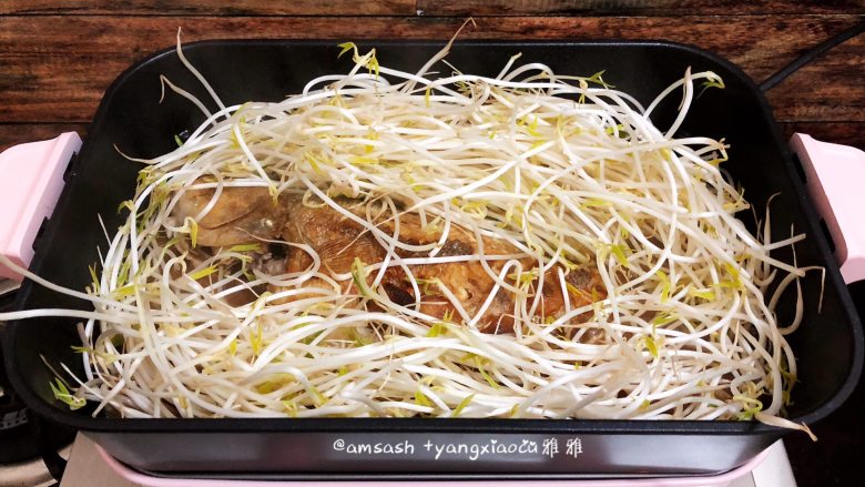 鲈鱼焖豆芽,水煮开时，把豆芽菜都倒入锅中，围在鲈鱼的周边