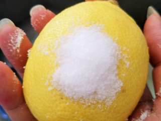 自制的柠檬膏，秒杀外面的止咳糖浆,把柠檬用盐搓洗表面多次。
