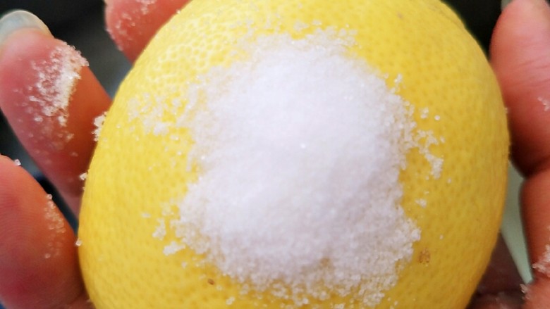 自制的柠檬膏，秒杀外面的止咳糖浆,把柠檬用盐搓洗表面多次。