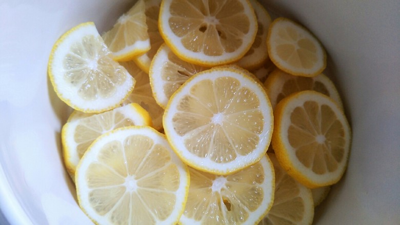 自制的柠檬膏，秒杀外面的止咳糖浆,柠檬切片，去籽。